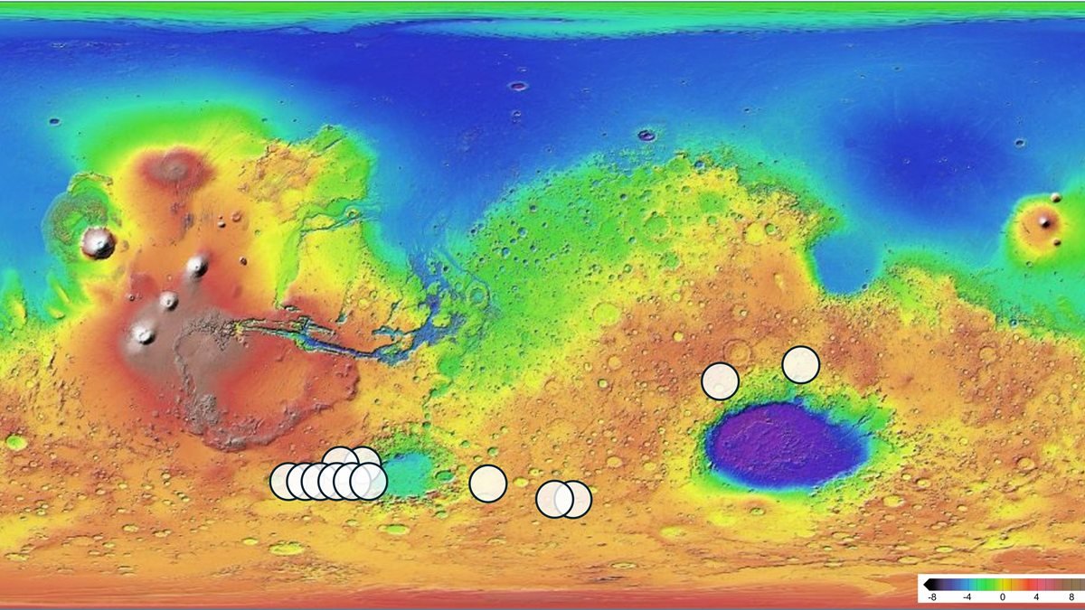 Mapa colorido do relevo de Marte com círculos brancos marcando 13 locais no hemisfério sul