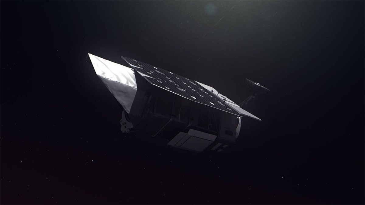 Ilustração de um telescópio espacial prateado, com painel solar inclinado e antena, sobre fundo escuro com estrelas